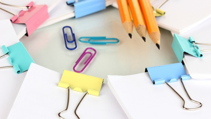 Sử dụng kẹp bướm m&agrave;u sắc để ph&acirc;n loại t&agrave;i liệu v&agrave; trang tr&iacute; g&oacute;c học tập