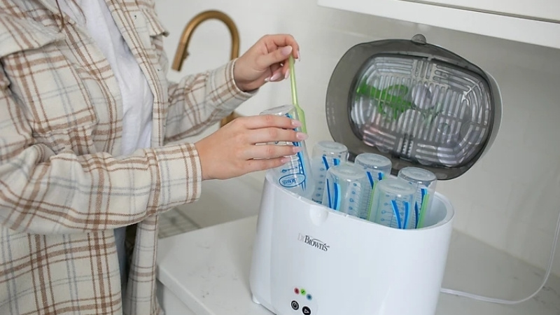 Chọn máy tiệt trùng, hâm sữa BPA Free an toàn, dung tích phù hợp, công nghệ hiện đại, thương hiệu uy tín