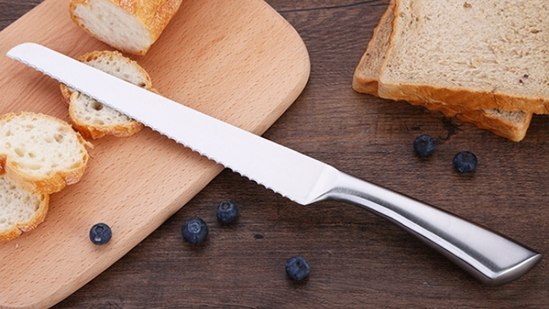 Cấu tạo lưỡi răng cưa sắc b&eacute;n v&agrave; chất liệu th&eacute;p kh&ocirc;ng gỉ của c&aacute;c d&ograve;ng dao b&aacute;nh m&igrave; cao cấp