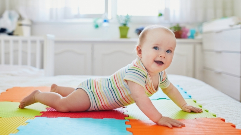 Chọn thảm chống trượt cho bé bám chắc, nhựa an toàn, thoát nước tốt, size chuẩn, mặt nhám