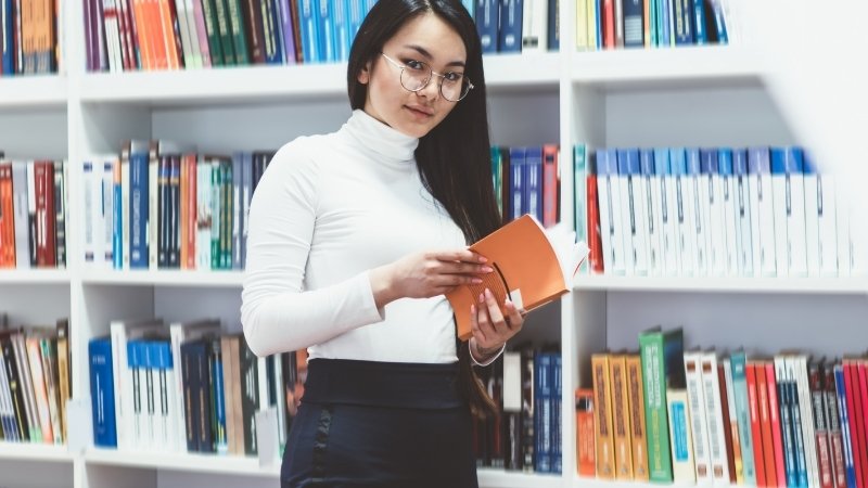 Chọn s&aacute;ch Luật H&agrave;nh ch&iacute;nh theo mục đ&iacute;ch, NXB uy t&iacute;n v&agrave; năm xuất bản mới để d&ugrave;ng ch&iacute;nh x&aacute;c