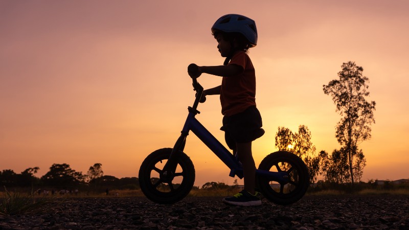 Ti&ecirc;u ch&iacute; chọn mua xe c&acirc;n bằng gi&uacute;p b&eacute; tập đi an to&agrave;n v&agrave; thoải m&aacute;i