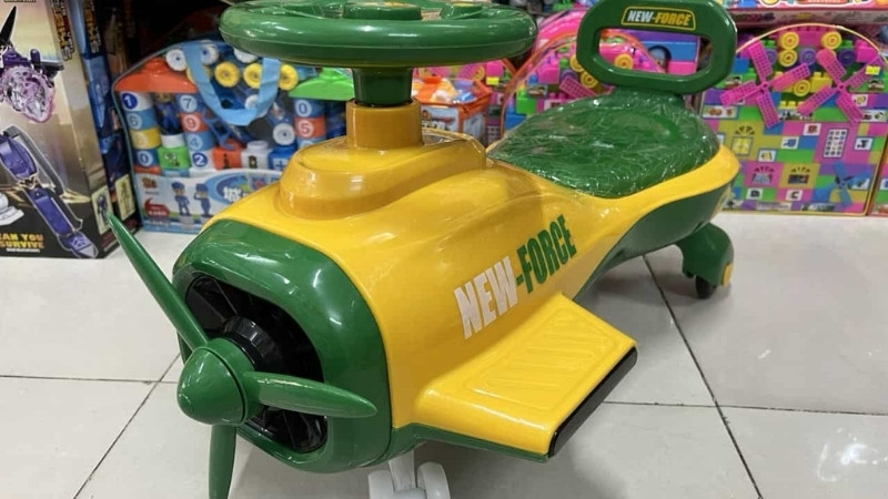 Chọn xe lắc nhựa an toàn, bánh xe mượt, cân bằng tốt và thương hiệu uy tín cho bé