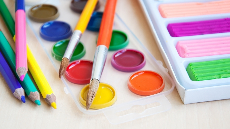 Các dòng bút lông màu, bút chì màu nước và dụng cụ mỹ thuật đa năng