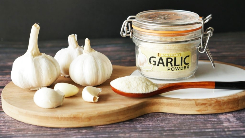 Bột tỏi ph&ugrave; hợp cho nhiều m&oacute;n ăn như chi&ecirc;n, x&agrave;o, nướng v&agrave; ướp