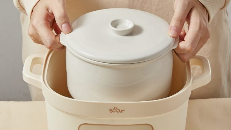 Bảo quản l&ograve;ng nồi sứ đ&uacute;ng c&aacute;ch gi&uacute;p giữ lớp men lu&ocirc;n s&aacute;ng b&oacute;ng v&agrave; bền bỉ theo thời gian