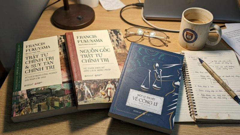 Chọn s&aacute;ch L&yacute; luận Ch&iacute;nh trị theo mục ti&ecirc;u đọc, ưu ti&ecirc;n NXB uy t&iacute;n v&agrave; tham khảo đ&aacute;nh gi&aacute; để dễ tiếp cận