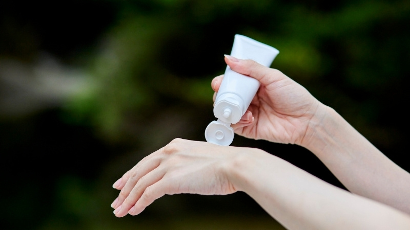 Thoa đủ lượng, dùng trước khi ra ngoài 20 phút và dặm lại sau mỗi 2-3 giờ hoạt động