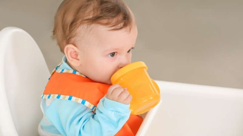 Chọn bình uống cho bé có chất liệu an toàn, chống sặc rỉ, dễ vệ sinh, hãng uy tín