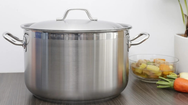Nồi luộc g&agrave; được l&agrave;m từ chất liệu inox hoặc nh&ocirc;m bền bỉ, an to&agrave;n