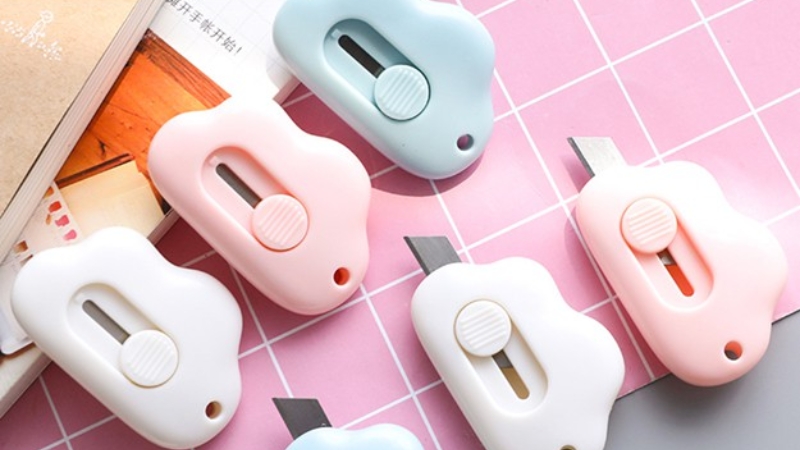 Dao rọc giấy thiết kế nhỏ gọn, dễ cầm nắm v&agrave; sử dụng