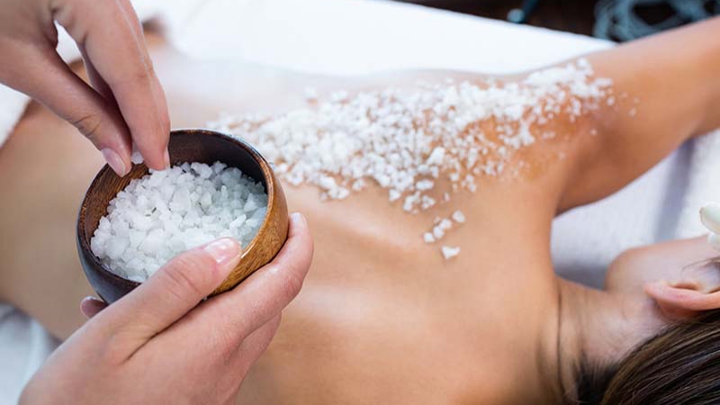 Muối tắm l&agrave;m sạch s&acirc;u lỗ ch&acirc;n l&ocirc;ng