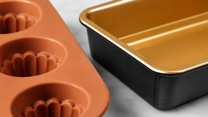 Chất liệu th&eacute;p carbon v&agrave; silicone thực phẩm cao cấp của c&aacute;c d&ograve;ng khu&ocirc;n l&agrave;m b&aacute;nh