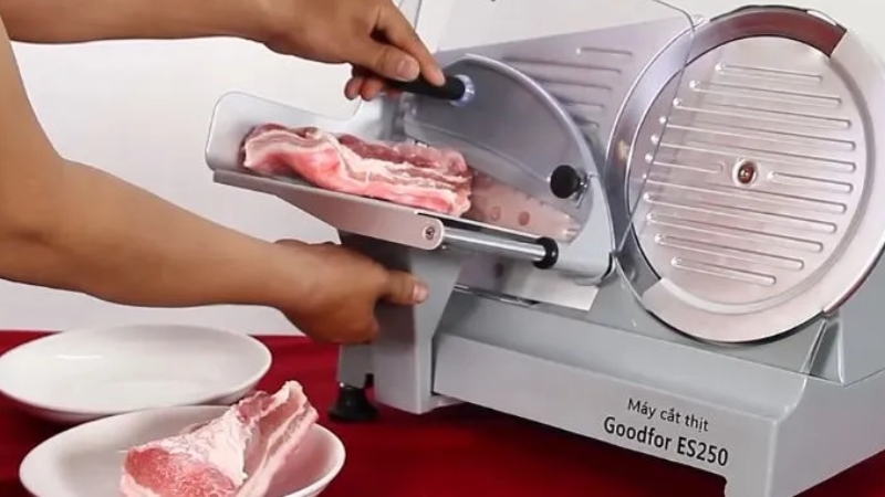 M&aacute;y cắt thịt đ&ocirc;ng lạnh gi&uacute;p th&aacute;i l&aacute;t nhanh, đều v&agrave; tiết kiệm thời gian chế biến