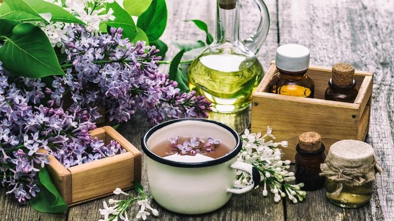 Thành phần vàng gồm dầu nền dưỡng ẩm, tinh dầu trị liệu, Vitamin E và Glycerin cấp ẩm sâu