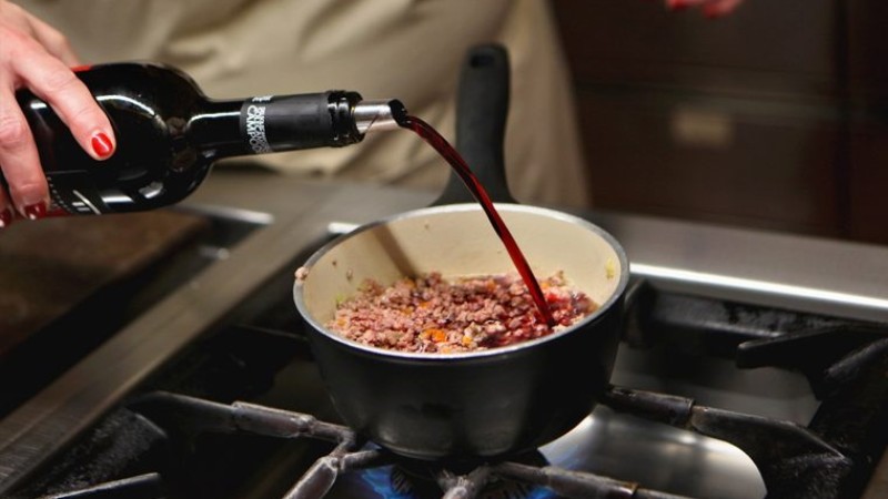 Rượu vang nấu ăn sử dụng đ&uacute;ng c&aacute;ch sẽ n&acirc;ng tầm hương vị m&oacute;n ăn