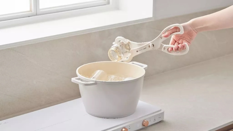 Kẹp gắp bình sữa cho bé, hạn chế tiếp xúc tay trực tiếp
