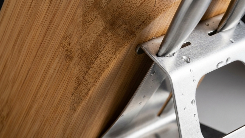 Chất liệu Inox 304 v&agrave; gỗ tre bền bỉ của c&aacute;c d&ograve;ng kệ để dao ch&iacute;nh h&atilde;ng tại Tiki