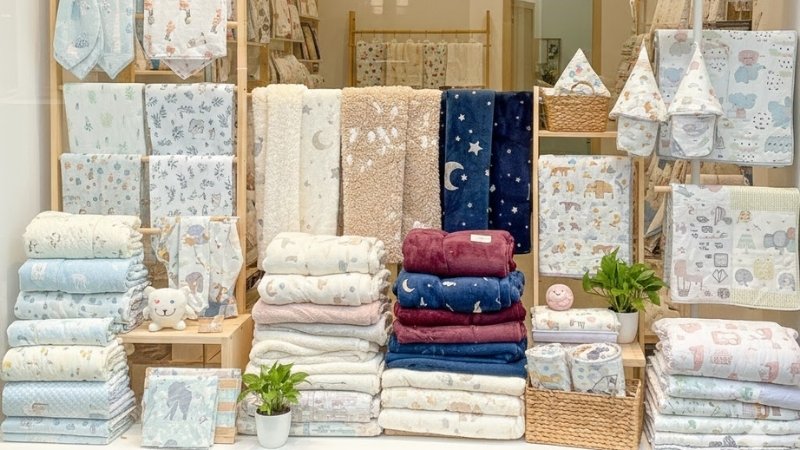 Chăn cho bé đa dạng như chăn lưới, bamboo mát hè; chăn nỉ, lông cừu ấm đông; chăn ủ sơ sinh