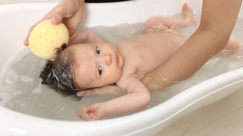 Chọn b&ocirc;ng tắm an to&agrave;n, mềm mại, tạo bọt tốt, dễ cầm v&agrave; từ thương hiệu uy t&iacute;n cho b&eacute;