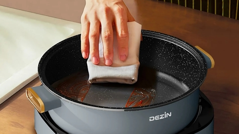 Bảo quản lớp chống d&iacute;nh đ&uacute;ng c&aacute;ch gi&uacute;p nồi lẩu điện lu&ocirc;n bền đẹp v&agrave; an to&agrave;n