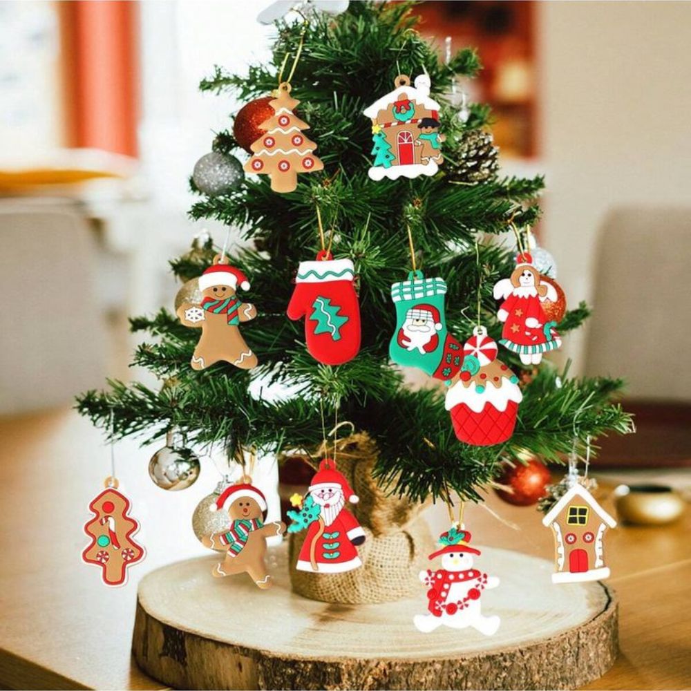 bé trang trí cây thông noel