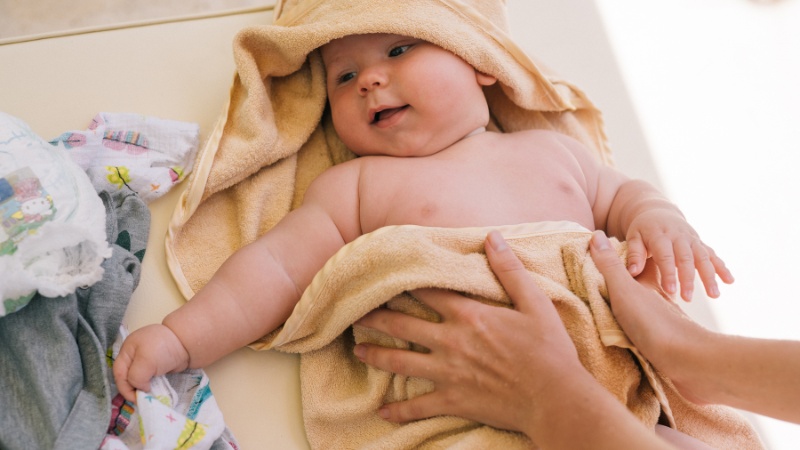 Khăn tắm cho bé mềm mại, thấm hút tốt, giữ ấm nhanh sau khi tắm