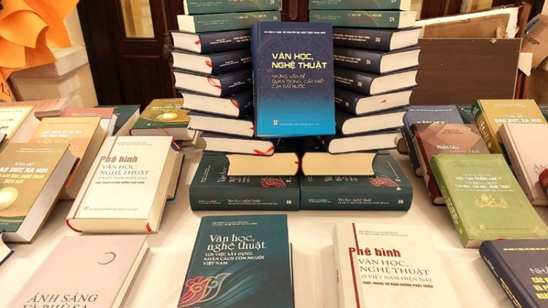 S&aacute;ch lịch sử &ndash; ph&ecirc; b&igrave;nh văn học gi&uacute;p hiểu tiến tr&igrave;nh v&agrave; gi&aacute; trị t&aacute;c phẩm