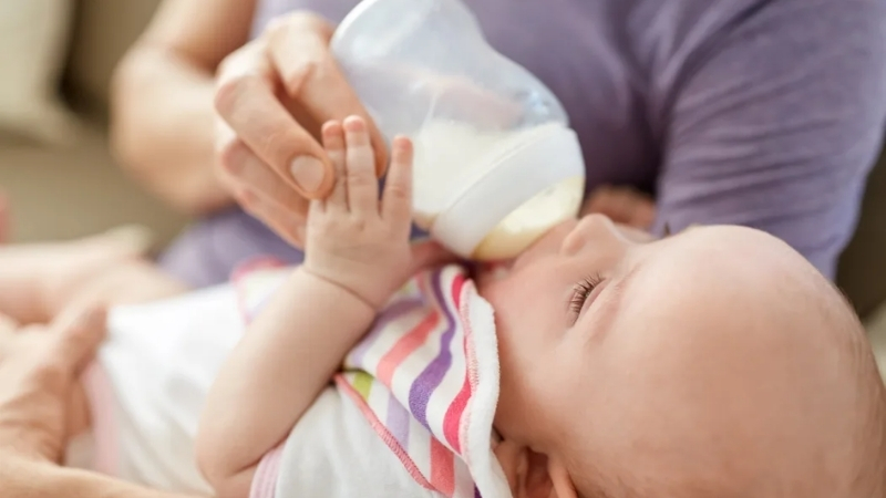 Mỗi giai đoạn từ sơ sinh đến tập đi đều cần c&ocirc;ng thức dinh dưỡng chuy&ecirc;n biệt