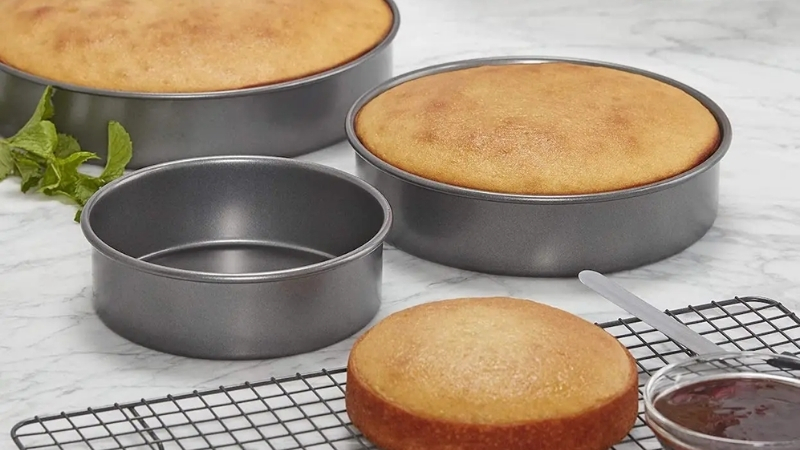 Chọn mua khu&ocirc;n l&agrave;m b&aacute;nh chuẩn dựa tr&ecirc;n k&iacute;ch thước l&ograve; nướng v&agrave; chất liệu chống d&iacute;nh an to&agrave;n