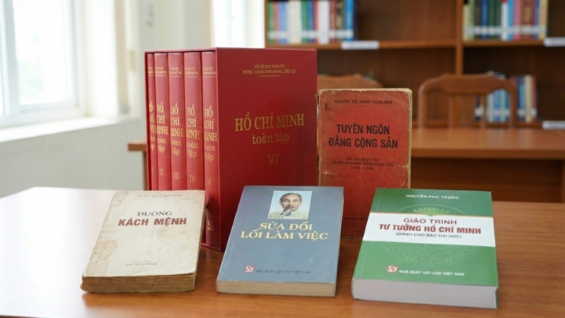 C&aacute;c t&aacute;c giả kinh điển v&agrave; c&aacute;c bộ s&aacute;ch ti&ecirc;u biểu về CNXH, tư tưởng Hồ Ch&iacute; Minh