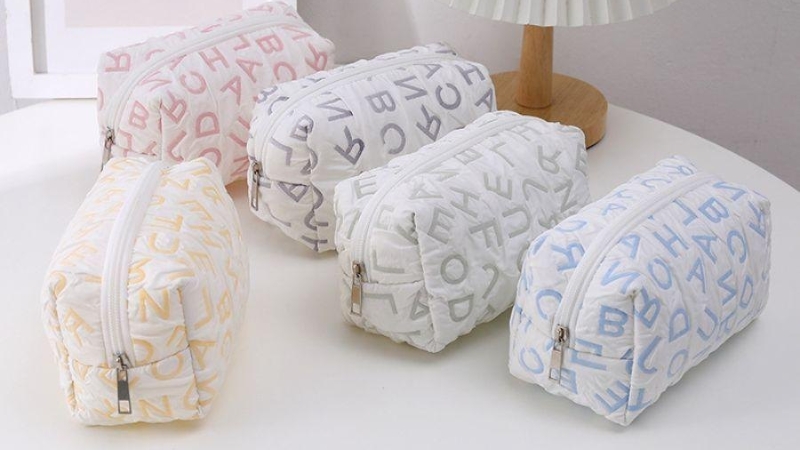 Hộp b&uacute;t vải c&oacute; nhiều ngăn tiện lợi, gi&uacute;p sắp xếp b&uacute;t gọn g&agrave;ng