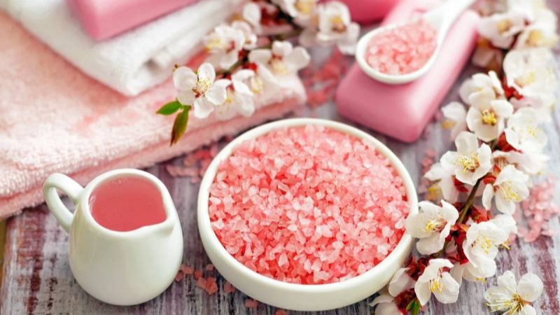 Muối tắm gi&uacute;p tẩy tế b&agrave;o chết hiệu quả