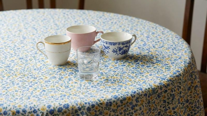 N&acirc;ng tầm kh&ocirc;ng gian l&agrave;m việc với những chiếc ly đầy c&aacute; t&iacute;nh