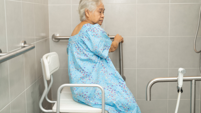 Ghế vệ sinh an toàn cho người già chống trượt ngã