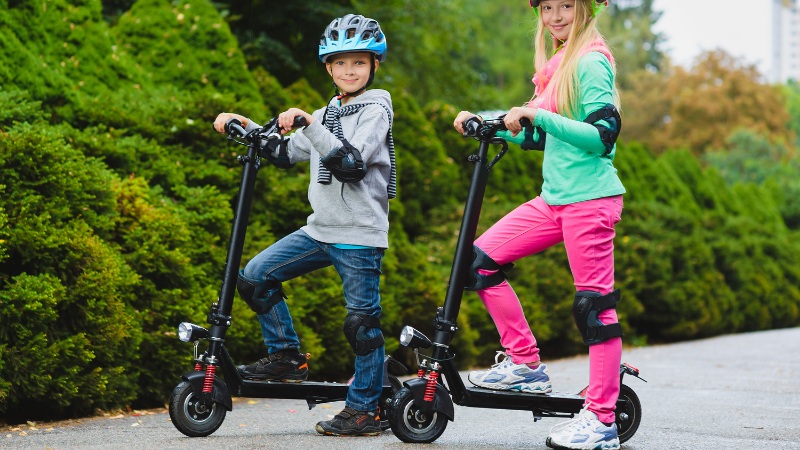 Xe trượt scooter gi&uacute;p b&eacute; vận động ngo&agrave;i trời v&agrave; ph&aacute;t triển kỹ năng thăng bằng