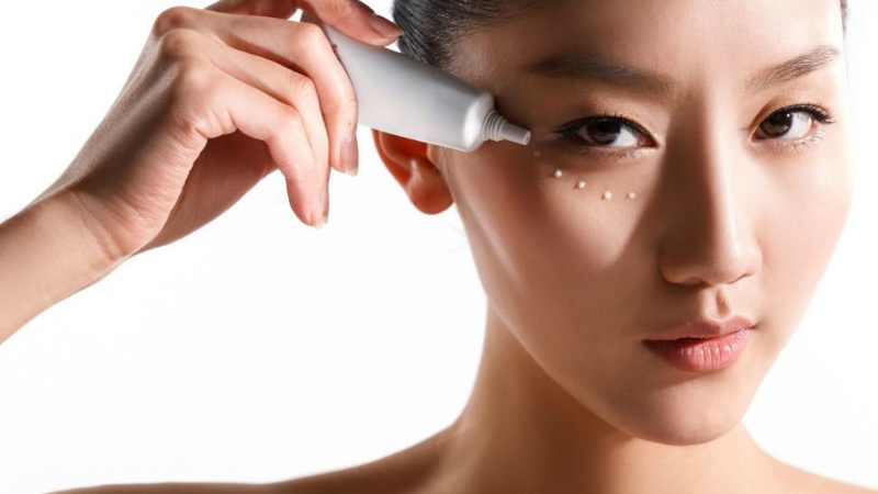 Chăm s&oacute;c mắt mang lại vẻ ngo&agrave;i rạng rỡ