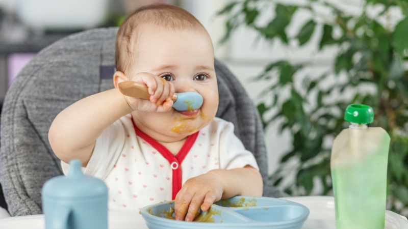 Chọn dụng cụ tập ăn theo độ tuổi và phương pháp giúp bé ăn ngon, an toàn, rèn kỹ năng tốt