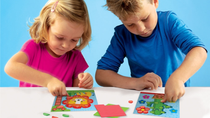 Đồ chơi thủ c&ocirc;ng gi&uacute;p b&eacute; r&egrave;n luyện sự kh&eacute;o l&eacute;o v&agrave; s&aacute;ng tạo