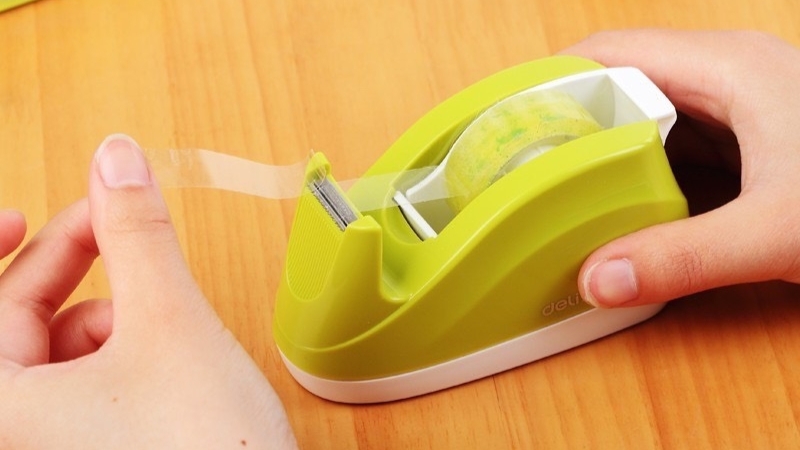 Cắt băng keo để b&agrave;n c&oacute; thiết kế nhỏ gọn, kh&ocirc;ng chiếm nhiều diện t&iacute;ch