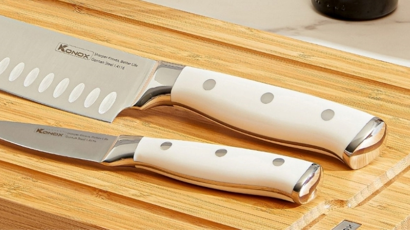 Cấu tạo lưỡi th&eacute;p High-carbon v&agrave; thiết kế c&aacute;n gỗ c&ocirc;ng th&aacute;i học của c&aacute;c d&ograve;ng dao th&aacute;i cao cấp