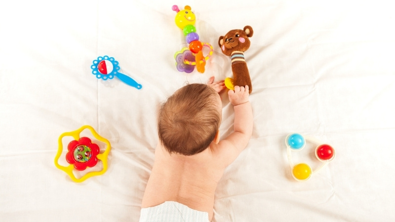 Chọn đồ chơi sơ sinh cần an toàn, bo tròn, màu sắc phù hợp, âm thanh nhẹ và thương hiệu uy tín