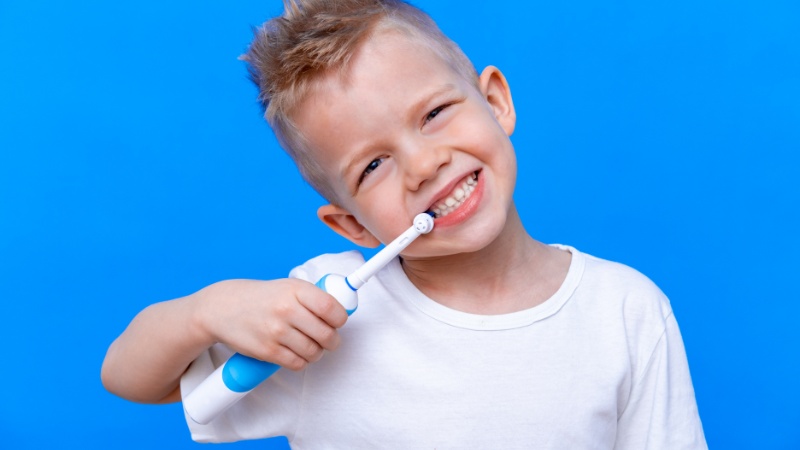 B&agrave;n chải điện s&oacute;ng &acirc;m cho b&eacute; l&agrave;m sạch mảng b&aacute;m nhẹ nh&agrave;ng, bảo vệ nướu non nhạy cảm