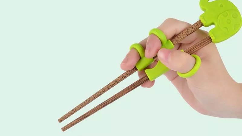 Đũa tập ăn cho bé giúp định hình tư thế cầm đũa và rèn luyện vận động tinh