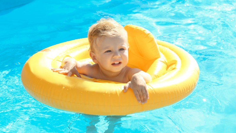 Phao bơi gi&uacute;p b&eacute; tập bơi an to&agrave;n v&agrave; tự tin dưới nước