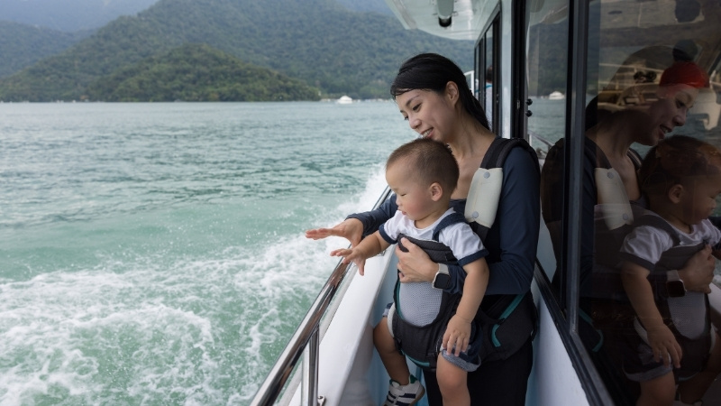 Địu em b&eacute; gi&uacute;p trợ lực, đỡ b&eacute; tốt hơn