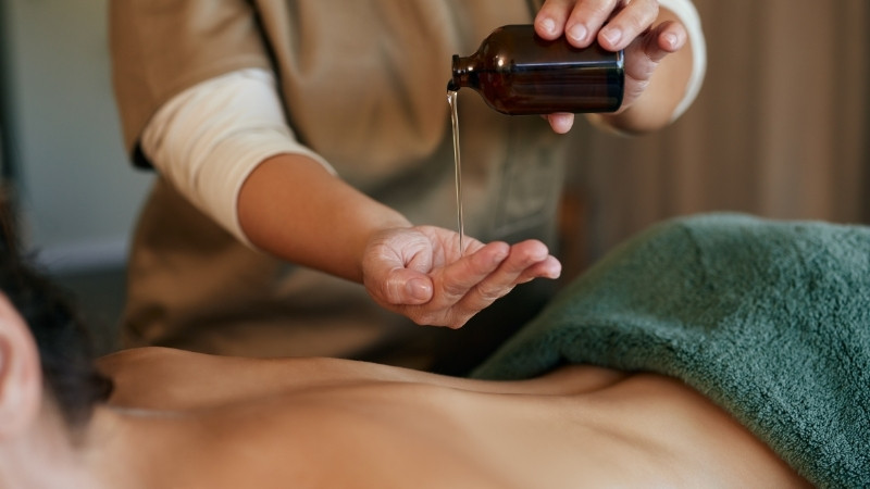 Massage giúp giảm đau cơ, xua tan căng thẳng, cải thiện giấc ngủ và hỗ trợ lưu thông máu