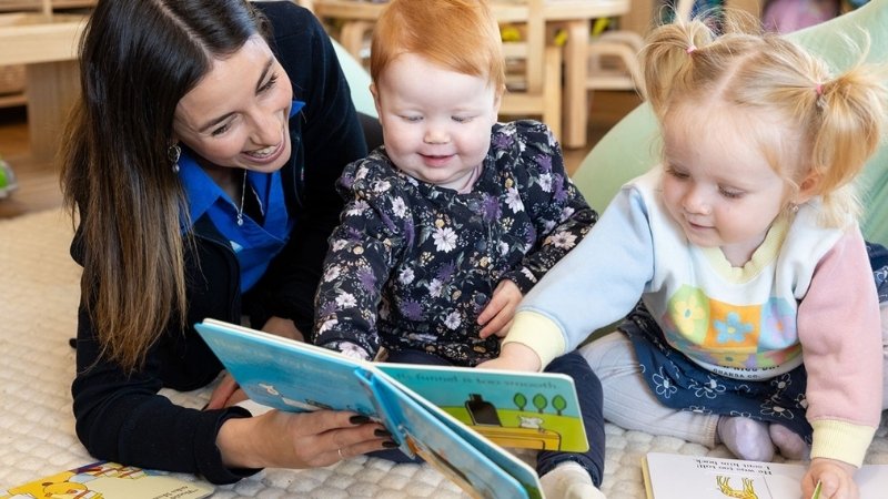 Chọn s&aacute;ch theo độ tuổi, ưu ti&ecirc;n chất liệu an to&agrave;n v&agrave; t&iacute;nh tương t&aacute;c cao cho b&eacute; tại Tiki