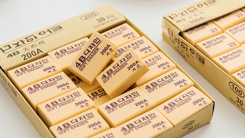 G&ocirc;m tẩy gi&uacute;p x&oacute;a sạch n&eacute;t b&uacute;t ch&igrave; một c&aacute;ch nhẹ nh&agrave;ng.