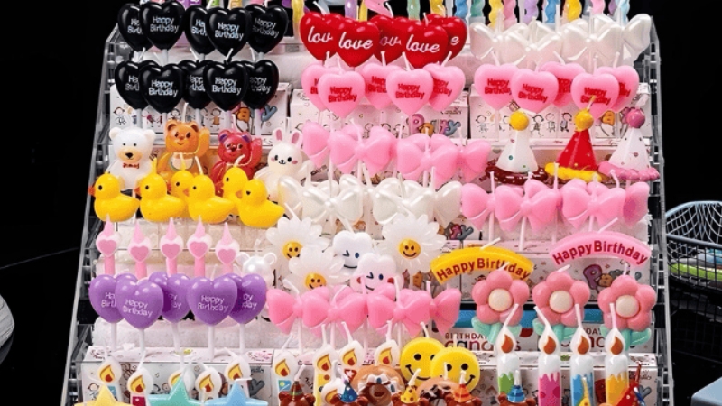 Phụ kiện trang tr&iacute; b&aacute;nh đa dạng từ kim tuyến, topper đến hạt trang tr&iacute; nhiều m&agrave;u sắc